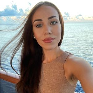 Meet your Posher, Dena